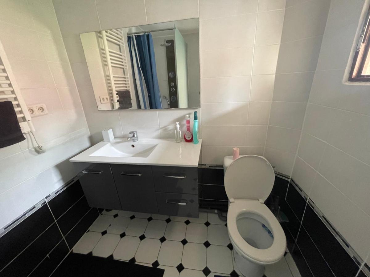 Agreable Appartement Dans Une Maison Saint-Denis  Bagian luar foto