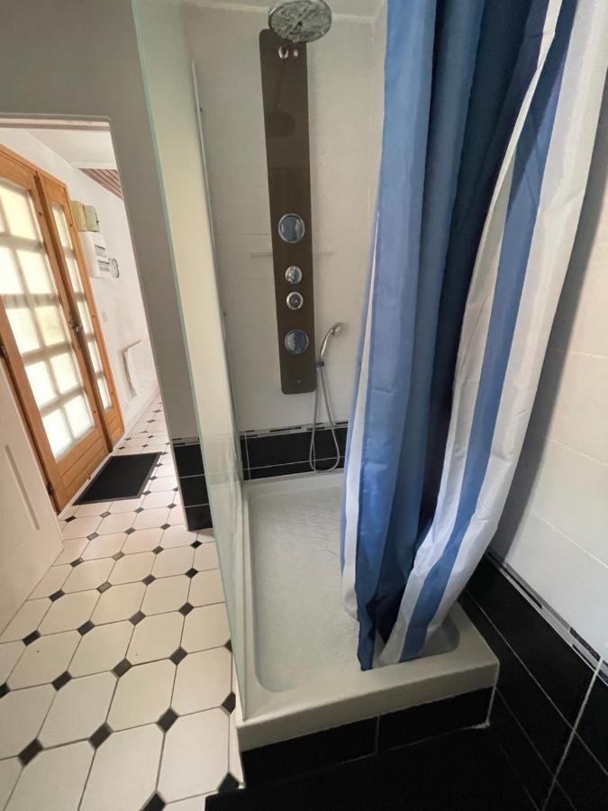 Agreable Appartement Dans Une Maison Saint-Denis  Bagian luar foto
