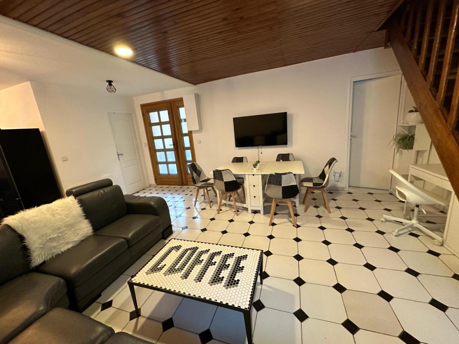 Agreable Appartement Dans Une Maison Saint-Denis  Bagian luar foto