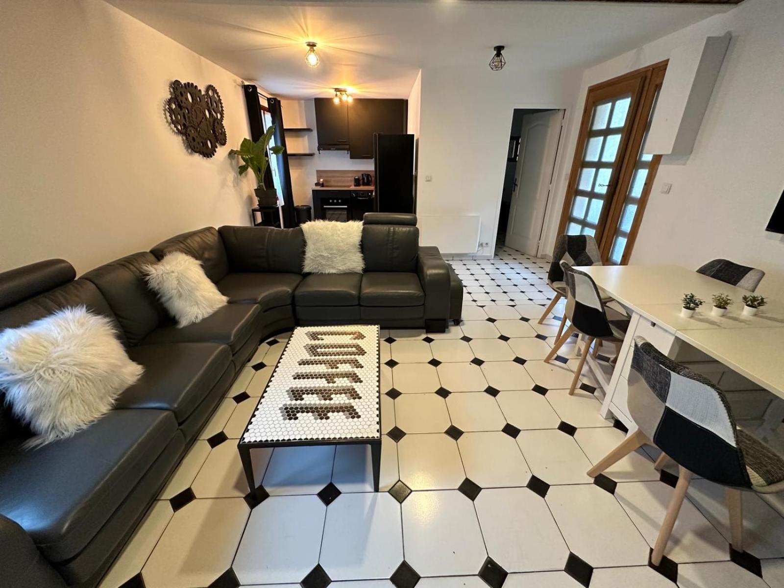Agreable Appartement Dans Une Maison Saint-Denis  Bagian luar foto