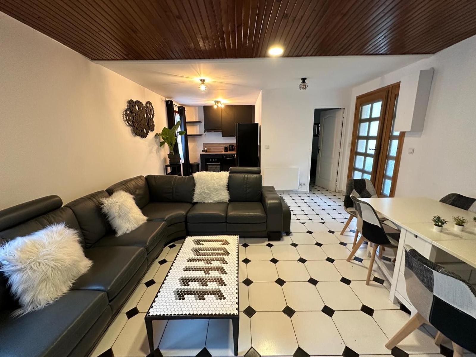 Agreable Appartement Dans Une Maison Saint-Denis  Bagian luar foto